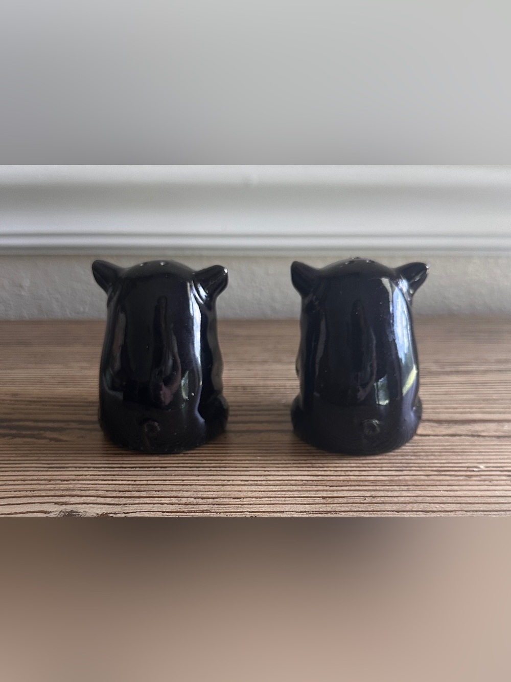Vintage Black Ceramic Pig Salt & Pepper Shakers with Green Bows - Picture 4 of 6